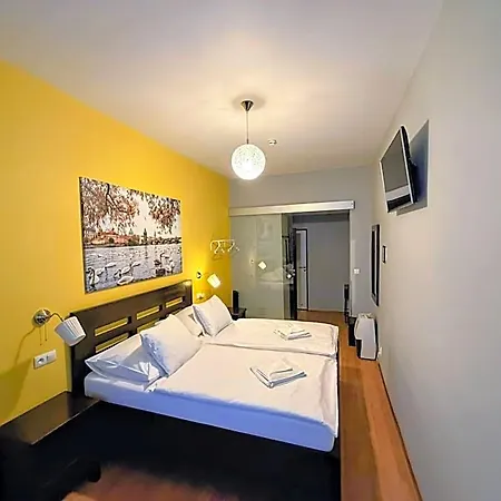 Central Studios Apartahotel 3*